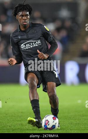 Swansea, Großbritannien. 18. Oktober 2022. Ovie Ejaria #14 of Reading während des Sky Bet Championship-Spiels Swansea City vs Reading im Swansea.com Stadium, Swansea, Großbritannien, 18.. Oktober 2022 (Foto von Mike Jones/News Images) in Swansea, Großbritannien am 10/18/2022. (Foto von Mike Jones/News Images/Sipa USA) Quelle: SIPA USA/Alamy Live News Stockfoto