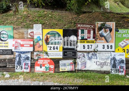 Zigarettenwerbung an einer Außenwand in der Stadt Cherokee, North Carolina, in der Qualla-Grenze. Stockfoto