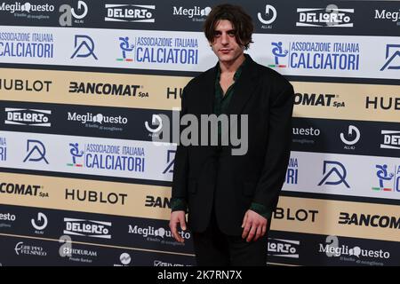 Mailand, Italien. 17. Oktober 2022. Rkomi-Sänger während der Gran Gala del Calcio AIC 2022 auf der Rho Fiera Milano, Mailand. (Foto: Fabrizio Carabelli/SOPA Images/Sipa USA) Quelle: SIPA USA/Alamy Live News Stockfoto