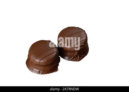 Zwei brasilianische Honigkuchen gefüllt mit Dulce de leche (weißer Hintergrund). Stockfoto