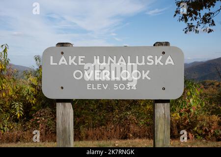 Lake Junaluska überblicken Wegweiser, der eine Höhe von 5034 Fuß zeigt. Auf dem Blue Ridge Parkway. Stockfoto