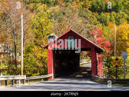 Eintritt zur Lower Covered Bridge in Northfield Falls in Vermont im Herbst Stockfoto