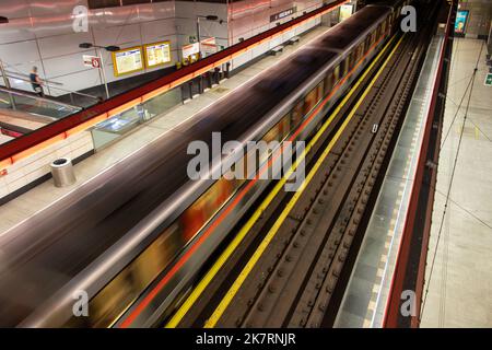 PRAG, TSCHECHIEN, 29 2022. AUGUST, der Zug kommt an der U-Bahn-Station an Stockfoto