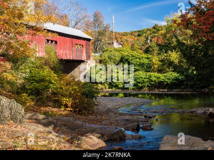 Seitenansicht der Lower Covered Bridge in Northfield Falls in Vermont im Herbst Stockfoto