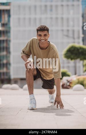 Hübscher junger Mann, der ein Training hat und aktiv aussieht Stockfoto