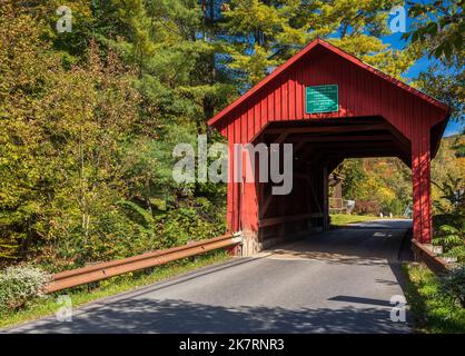 Eintritt zur Lower Covered Bridge in Northfield Falls in Vermont im Herbst Stockfoto