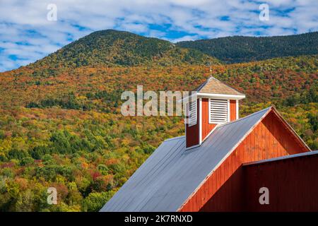 Dach der Grandview Farmscheune in der Nähe von Stowe in Vermont während der Herbstfärbung Stockfoto