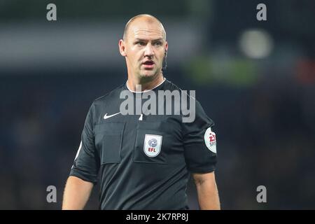 Schiedsrichter Robert Madley beim Sky Bet Championship-Spiel West Bromwich Albion gegen Bristol City im Hawthorns, West Bromwich, Großbritannien, 18.. Oktober 2022 (Foto by Gareth Evans/News Images) Stockfoto