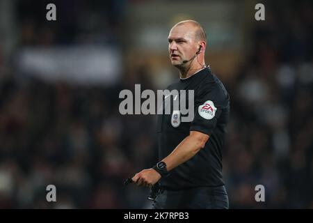 Schiedsrichter Robert Madley beim Sky Bet Championship-Spiel West Bromwich Albion gegen Bristol City im Hawthorns, West Bromwich, Großbritannien, 18.. Oktober 2022 (Foto by Gareth Evans/News Images) Stockfoto