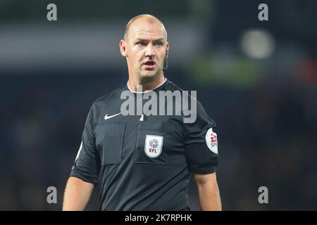 West Bromwich, Großbritannien. 18. Oktober 2022. Schiedsrichter Robert Madley beim Sky Bet Championship Spiel West Bromwich Albion gegen Bristol City im Hawthorns, West Bromwich, Großbritannien, 18.. Oktober 2022 (Foto von Gareth Evans/News Images) in West Bromwich, Großbritannien am 10/18/2022. (Foto von Gareth Evans/News Images/Sipa USA) Quelle: SIPA USA/Alamy Live News Stockfoto