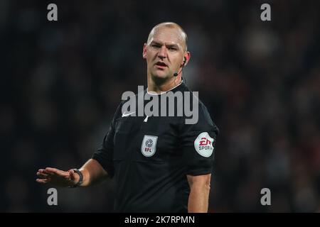 West Bromwich, Großbritannien. 18. Oktober 2022. Schiedsrichter Robert Madley beim Sky Bet Championship Spiel West Bromwich Albion gegen Bristol City im Hawthorns, West Bromwich, Großbritannien, 18.. Oktober 2022 (Foto von Gareth Evans/News Images) in West Bromwich, Großbritannien am 10/18/2022. (Foto von Gareth Evans/News Images/Sipa USA) Quelle: SIPA USA/Alamy Live News Stockfoto