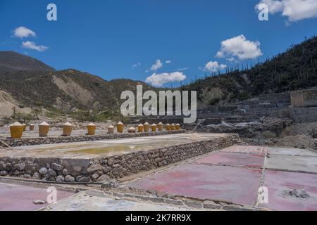 Blick auf die Salzbecken und Körbe mit Trockensalz bei einem Salzbergbau in Zapotitlan de las Salinas, im Bundesstaat Puebla, Mexiko. Stockfoto