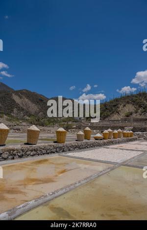 Blick auf die Salzbecken und Körbe mit Trockensalz bei einem Salzbergbau in Zapotitlan de las Salinas, im Bundesstaat Puebla, Mexiko. Stockfoto