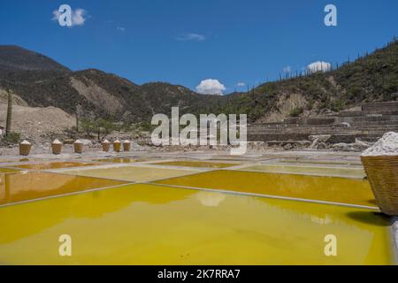 Blick auf die Salzbecken und Körbe mit Trockensalz bei einem Salzbergbau in Zapotitlan de las Salinas, im Bundesstaat Puebla, Mexiko. Stockfoto