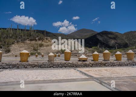 Blick auf die Salzbecken und Körbe mit Trockensalz bei einem Salzbergbau in Zapotitlan de las Salinas, im Bundesstaat Puebla, Mexiko. Stockfoto