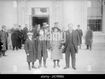 Präsident William Taft, seine Frau Helen und ihre beiden Söhne Robert und Charles. Der älteste Sohn wurde 1897 geboren, daher schätzte ich dieses Foto auf etwa 1911-192 Stockfoto