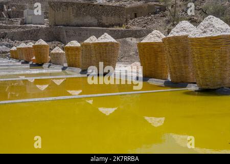 Blick auf die Salzbecken und Körbe mit Trockensalz bei einem Salzbergbau in Zapotitlan de las Salinas, im Bundesstaat Puebla, Mexiko. Stockfoto