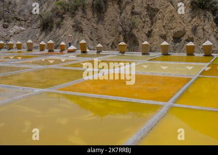 Blick auf die Salzbecken und Körbe mit Trockensalz bei einem Salzbergbau in Zapotitlan de las Salinas, im Bundesstaat Puebla, Mexiko. Stockfoto