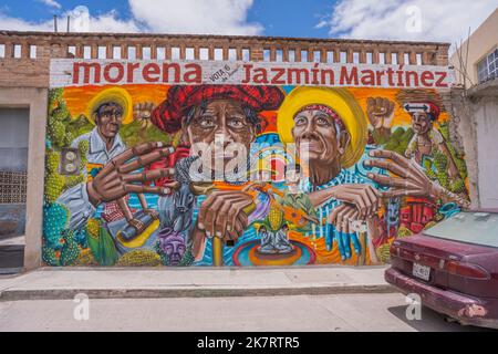 Eine Straßenszene mit einem farbenfrohen Wandgemälde in Mitla, einer kleinen Stadt im Tal von Oaxaca im Süden Mexikos. Stockfoto