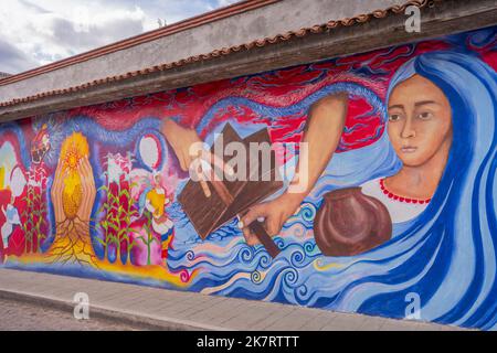 Eine Straßenszene mit einem farbenfrohen Wandgemälde in Mitla, einer kleinen Stadt im Tal von Oaxaca im Süden Mexikos. Stockfoto