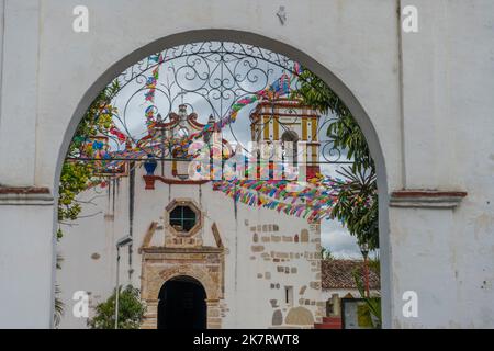 Die Kirche Preciosa Sangre de Cristo in Teotitlan del Valle, einer kleinen Stadt in der Region Valles Centrales nea, wurde für eine Fiesta mit Papel picados dekoriert Stockfoto