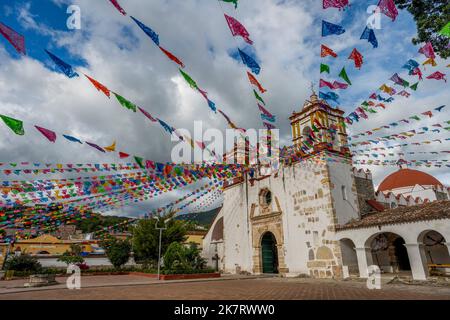 Die Kirche Preciosa Sangre de Cristo in Teotitlan del Valle, einer kleinen Stadt in der Region Valles Centrales nea, wurde für eine Fiesta mit Papel picados dekoriert Stockfoto