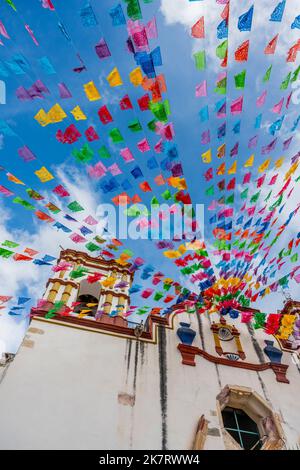 Die Kirche Preciosa Sangre de Cristo in Teotitlan del Valle, einer kleinen Stadt in der Region Valles Centrales nea, wurde für eine Fiesta mit Papel picados dekoriert Stockfoto