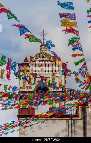 Die Kirche Preciosa Sangre de Cristo in Teotitlan del Valle, einer kleinen Stadt in der Region Valles Centrales nea, wurde für eine Fiesta mit Papel picados dekoriert Stockfoto