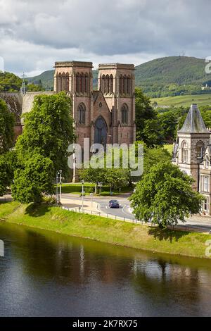 Der Blick auf die Inverness Cathedral (Cathedral Church of Saint Andrew), die sich am Ufer des Flusses Ness befindet. Inverness. Schottland. Vereinigtes Königreich Stockfoto