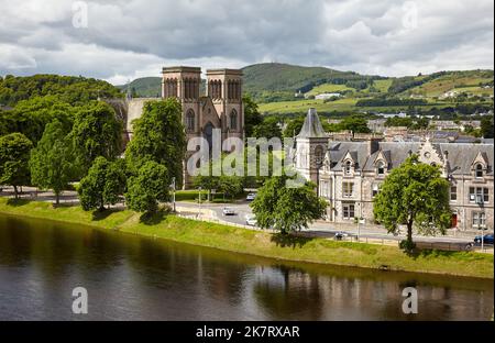 Der Blick auf die Ardross Terrace mit einer Reihe von schönen Villen, die sich der Inverness Cathedral entlang des Ness Flusses nähern. Inverness. Schottland. Vereinigtes Königreich Stockfoto