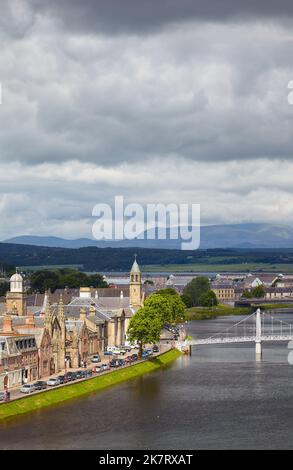 Inverness, Schottland - 24. Juni 2010: Blick auf das Huntly Street Bank am Ness River. Inverness. Schottland. Vereinigtes Königreich Stockfoto