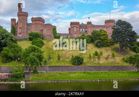 Der Blick auf die Burg von Inverness auf einer Klippe mit Blick auf den Fluss Ness in Inverness, Schottland, Inverness-Shire, Schottland Stockfoto