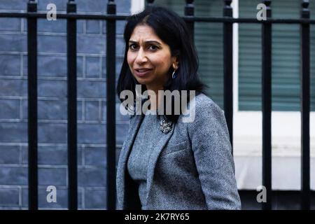 London, Großbritannien. 18. Oktober 2022. Suella Braverman kommt zu einer Kabinettssitzung in der Downing Street. Premierministerin Liz Truss steht vor mehr Druck auf ihre Position, da die Regierung die meisten der im ‘Mini-Budget“ des Septembers enthaltenen Maßnahmen umdreht. Kredit: SOPA Images Limited/Alamy Live Nachrichten Stockfoto
