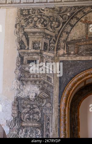 Wandmalereien im Kreuzgang rund um den Innenhof des Klosters Santiago Apostol im 16.. Jahrhundert von den Spaniern gebaut, um die Mi zu konvertieren Stockfoto