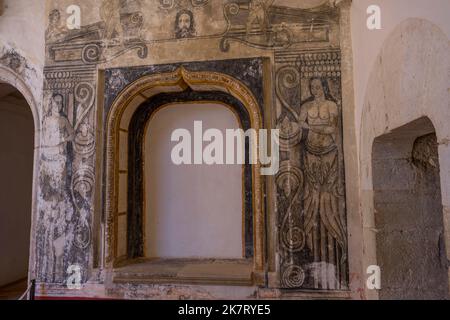 Wandmalereien im Kreuzgang rund um den Innenhof des Klosters Santiago Apostol im 16.. Jahrhundert von den Spaniern gebaut, um die Mi zu konvertieren Stockfoto