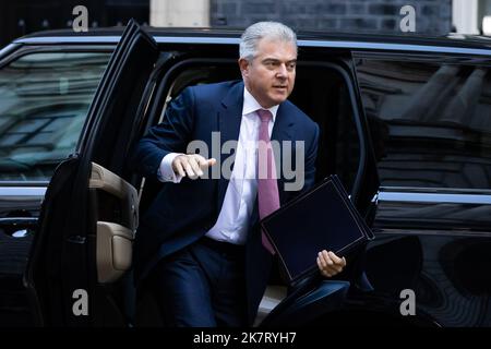 London, Großbritannien. 18. Oktober 2022. Brandon Lewis kommt zu einer Kabinettssitzung in der Downing Street. Premierministerin Liz Truss steht vor mehr Druck auf ihre Position, da die Regierung die meisten der im ‘Mini-Budget“ des Septembers enthaltenen Maßnahmen umdreht. (Foto von Tejas Sandhu/SOPA Images/Sipa USA) Quelle: SIPA USA/Alamy Live News Stockfoto