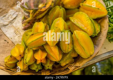 Carambola, auch bekannt als Sternfrucht, wird auf dem wöchentlichen indigenen Markt in der kleinen Stadt Zaachila in der Nähe von Oaxaca City, Mexiko, verkauft. Stockfoto