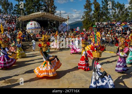 Tänzer treten in der Guelaguetza in der Arena von San Antonino Castillo Velasco in der Nähe von Oaxaca, Mexiko, auf. Stockfoto