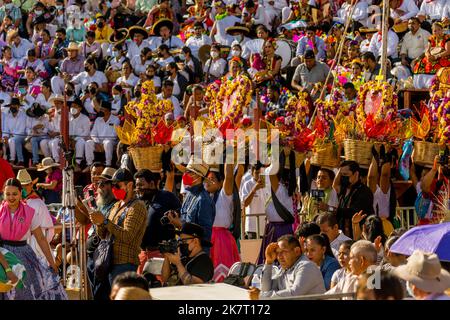 Tänzer treten in der Guelaguetza auf und betreten die Arena von San Antonino Castillo Velasco in der Nähe von Oaxaca, Mexiko. Stockfoto