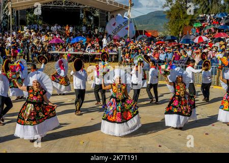 Tänzer treten in der Guelaguetza in der Arena von San Antonino Castillo Velasco in der Nähe von Oaxaca, Mexiko, auf. Stockfoto