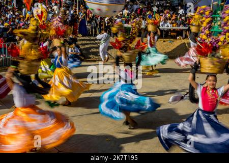 Tänzer treten in der Guelaguetza in der Arena von San Antonino Castillo Velasco in der Nähe von Oaxaca, Mexiko, auf. Stockfoto