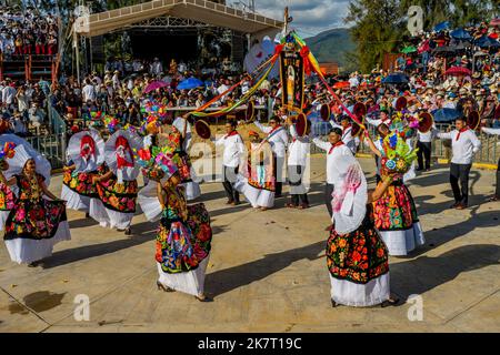 Tänzer treten in der Guelaguetza in der Arena von San Antonino Castillo Velasco in der Nähe von Oaxaca, Mexiko, auf. Stockfoto