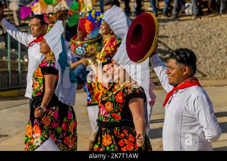 Tänzer treten in der Guelaguetza in der Arena von San Antonino Castillo Velasco in der Nähe von Oaxaca, Mexiko, auf. Stockfoto