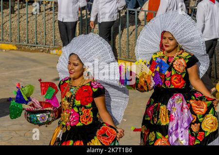 Tänzer treten in der Guelaguetza in der Arena von San Antonino Castillo Velasco in der Nähe von Oaxaca, Mexiko, auf. Stockfoto