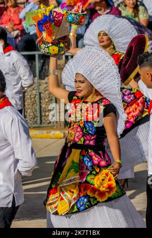 Tänzer treten in der Guelaguetza in der Arena von San Antonino Castillo Velasco in der Nähe von Oaxaca, Mexiko, auf. Stockfoto