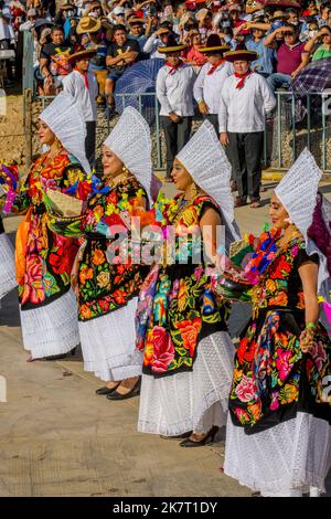 Tänzer treten in der Guelaguetza in der Arena von San Antonino Castillo Velasco in der Nähe von Oaxaca, Mexiko, auf. Stockfoto