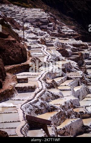 Die Salzminen von Maras sind ein inkaanischer Schatz, der im Heiligen Tal von Peru begraben liegt. Es ist im Besitz von reinen incan Familien und bietet weltberühmtes Salz. Stockfoto