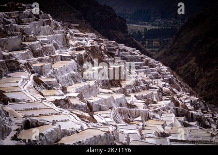 Die Salzminen von Maras sind ein inkaanischer Schatz, der im Heiligen Tal von Peru begraben liegt. Es ist im Besitz von reinen incan Familien und bietet weltberühmtes Salz. Stockfoto