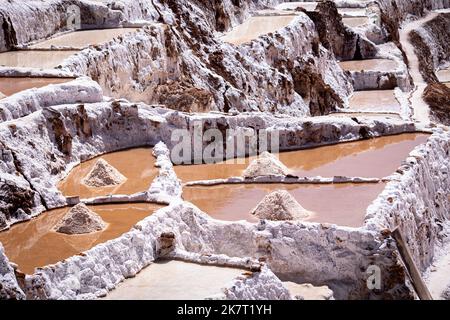 Die Salzminen von Maras sind ein inkaanischer Schatz, der im Heiligen Tal von Peru begraben liegt. Es ist im Besitz von reinen incan Familien und bietet weltberühmtes Salz. Stockfoto