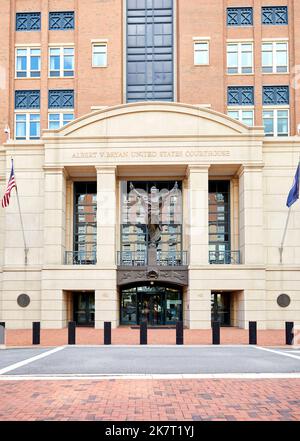 Alexandria, Virginia, USA - 8. September 2022: Vordereingang zum Albert V. Bryan United States Courthouse Building Stockfoto